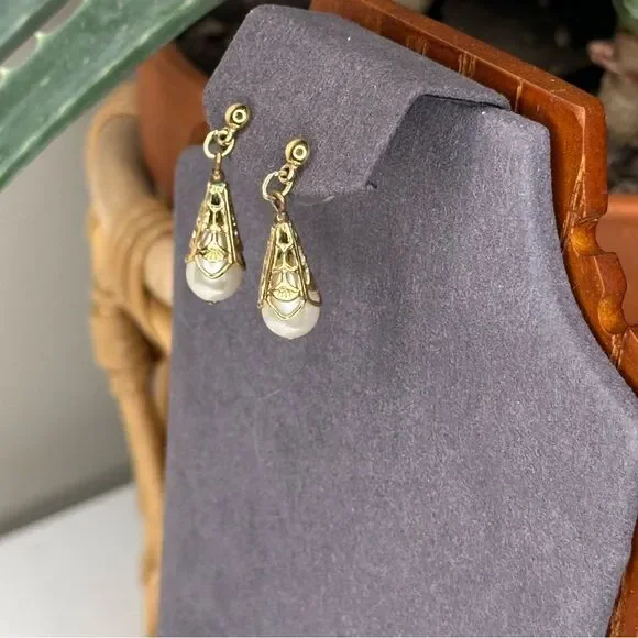 Vtg Memories 1900 Pearl Drop Earrings Gold Tone Filigree Shell Cap Made in USA - Picture 3 of 10
